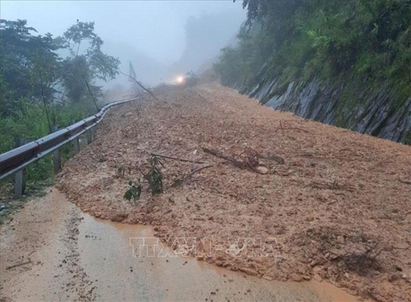 Điện Biên: Mưa lớn gây sạt lở, ách tắc trên Quốc lộ 12 và 4H